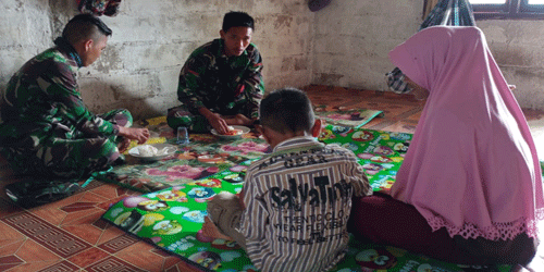 Jalin Silaturrahmi, Satgas TMMD Ke-108 Makan di Rumah Orang Tua Asuh