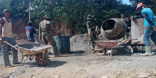 Satgas TMMD ke 108 Kodim 0105/Abar Pasang Papan Mal Pondasi Jembatan