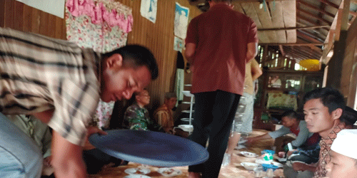 TNI dan Warga Terjalin Keakraban Dalam Suasana TMMD ke-109