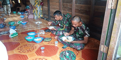 Makan Bersama, Indahnya Kebersamaan Warga dan Satgas TMMD