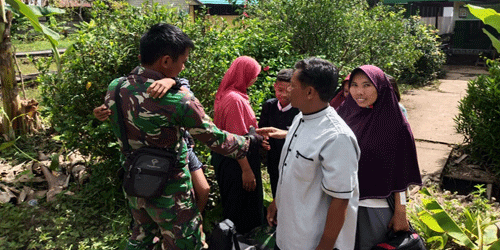 Suasana Haru Selimuti Kepulangan Pratu Deky Dari Rumah Keluarga Asuhnya di Pulau Hanaut