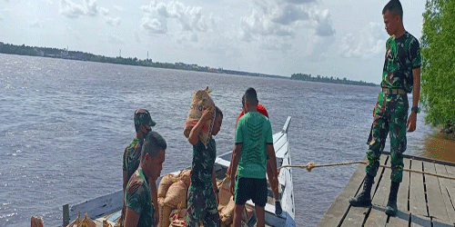 Lewati Sungai Berbuaya, Material Prasasti TMMD Akhirnya Tiba