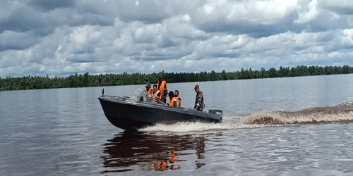TNI AL Bantu Amankan Pergeseran Logistik TMMD di Sungai Mentaya