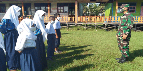 Pelajar SMP 3 Pulau Hanaut Dapat Latihan PBB Dari Tim Satgas TMMD