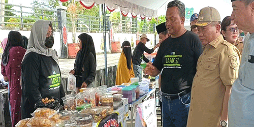 Bupati Kapuas Kunjungi Pasar Ramadan, Borong Dagangan Pedagang