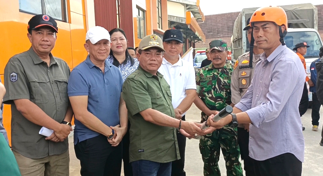 Bupati Wiyatno Serahkan Bantuan Perahu Karet untuk Empat Kecamatan Rawan Banjir