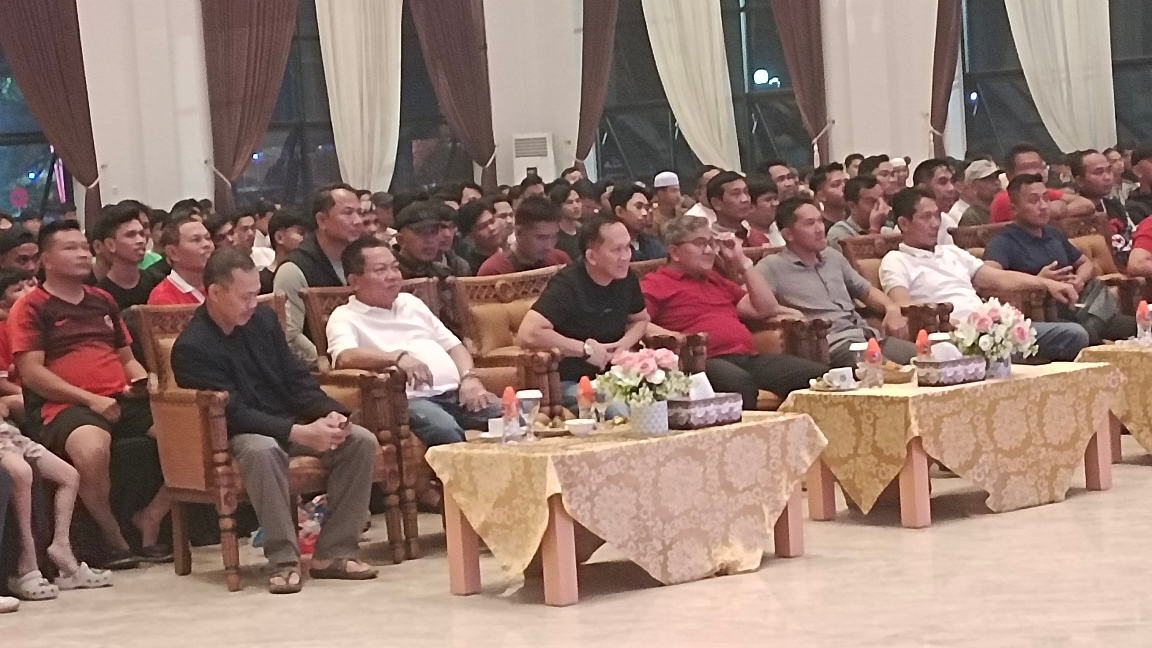 Keseruan Nobar Bahrain VS Indonesia di Hall Rujab Bupati Kapuas