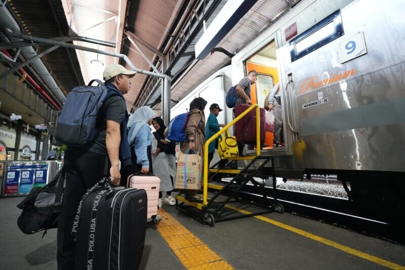 Semarang Juga Sibuk Mudik, Stasiun Tawang dan Poncol Dipadati Pemudik Kereta Api
