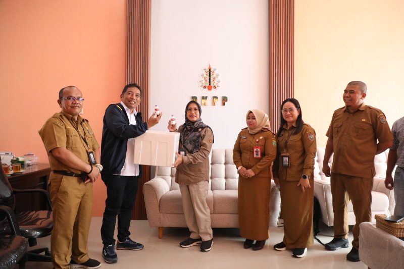 Kadis TPHP Kalteng Serahkan Vaksin PMK kepada Pemkab Barito Selatan