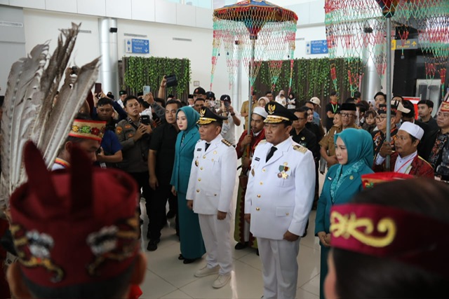 Tiba di Palangka Raya, Gubernur dan Wakil Gubernur Kalteng Disambut Acara Adat dan Sungkeman ke Ibu