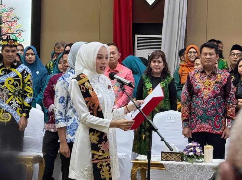 Aisyah Thisia Agustiar Sabran Lantik Ketua Dekranasda 12 Kabupaten/Kota se-Kalteng