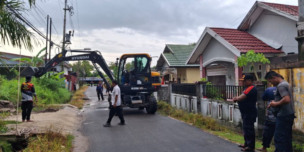 Cegah Banjir, Tim 112 Kerahkan Eksavator Bersihkan Drainase Palangka Raya