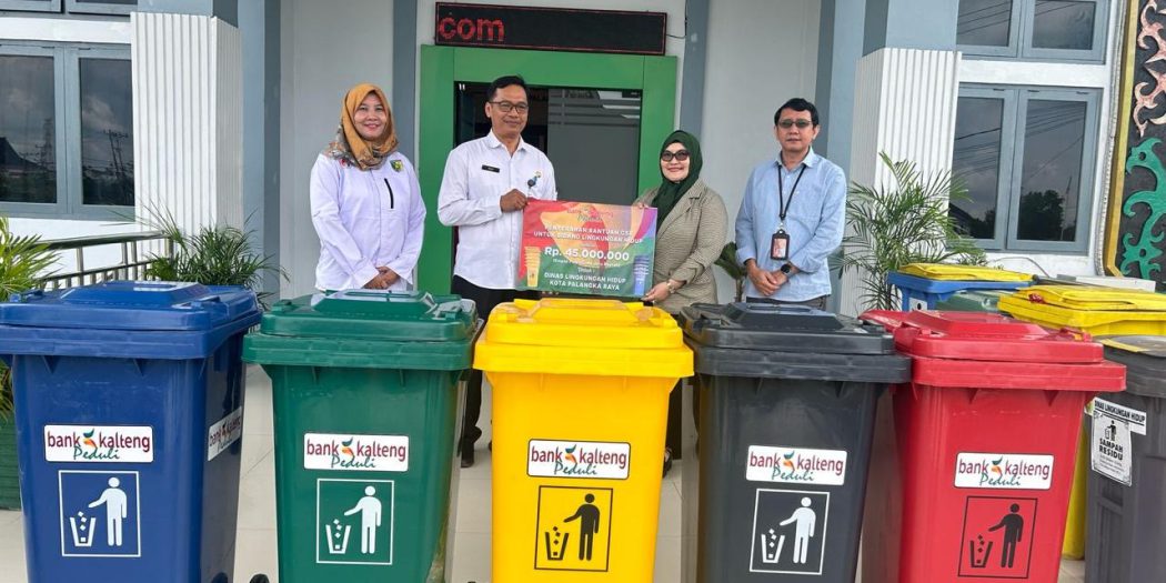 Dukung Pengelolaan Sampah, Bank Kalteng Serahkan 10 Set Tempat Sampah Pilah ke DLH Palangka Raya