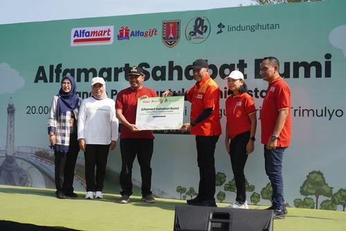 Alfamart Tanam 20 Ribu Mangrove, Bangun Perisai Hijau di Pesisir Kota Semarang