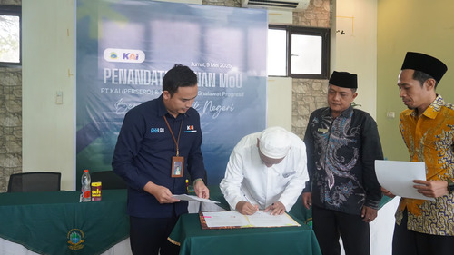 Dukung Mobilitas Santri dan Pengurus Pondok Pesantren, KAI Daop 8 dan Yayasan Bumi Shalawat Progresif Sidoarjo Tandatangani Kerjasama