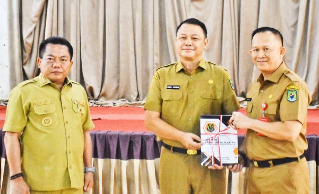 Pemkab Kapuas Gelar Sertijab Sekda: Septedy Serahkan Jabatan kepada Pj Sekda Usis I Sangkai