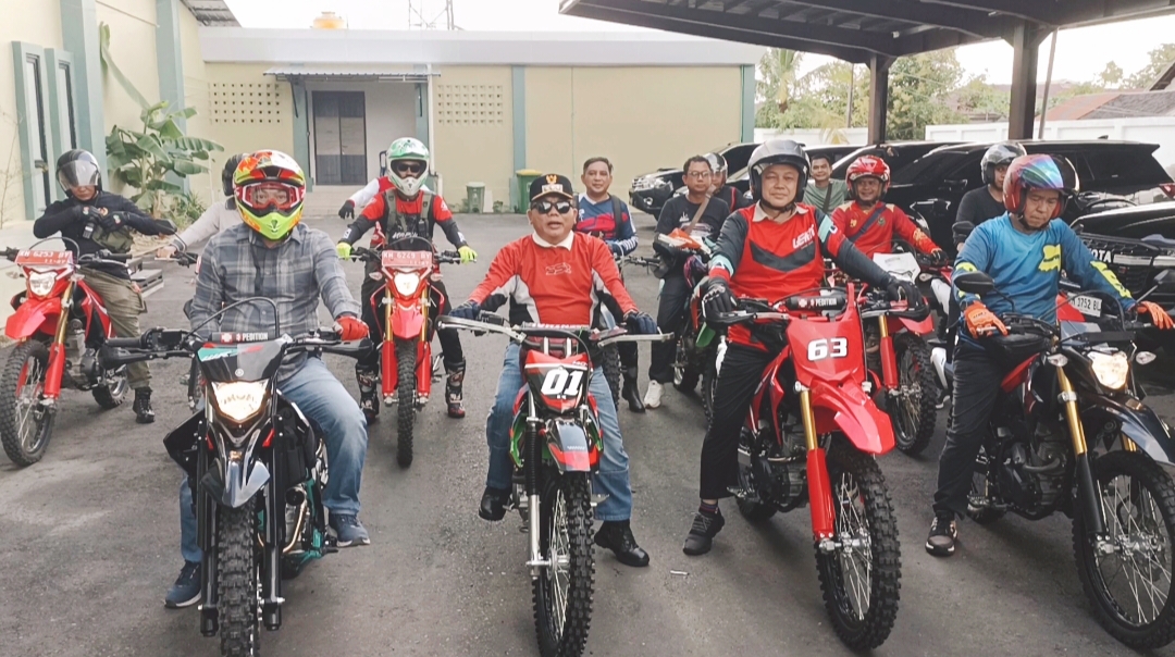 Naik Motor Trail, Bupati Wiyatno Tinjau Lokasi Pembangunan Jalan ke Desa Terusan