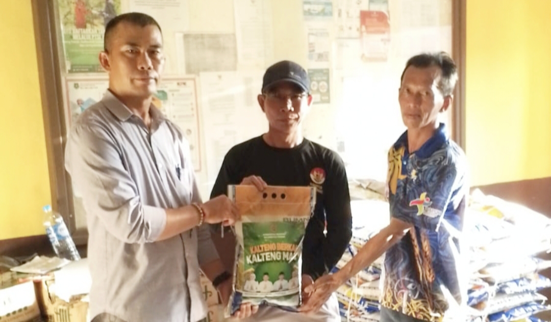 Camat Mantangai Serahkan Bapok Bantuan dari Gubernur Kalteng