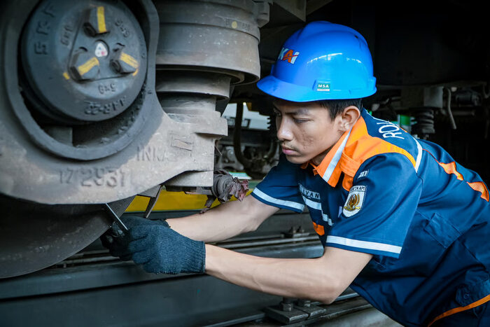 Peran Vital Petugas Daily Check Sarana di Stasiun: Menjamin Keselamatan dan Kenyamanan Perjalanan Kereta Api