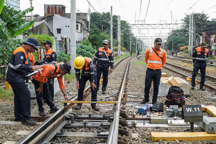 KAI Daop 1 Jakarta Konsisten Tingkatkan Keselamatan Perjalanan KA Lewat Cek Lintas Jalan Kaki