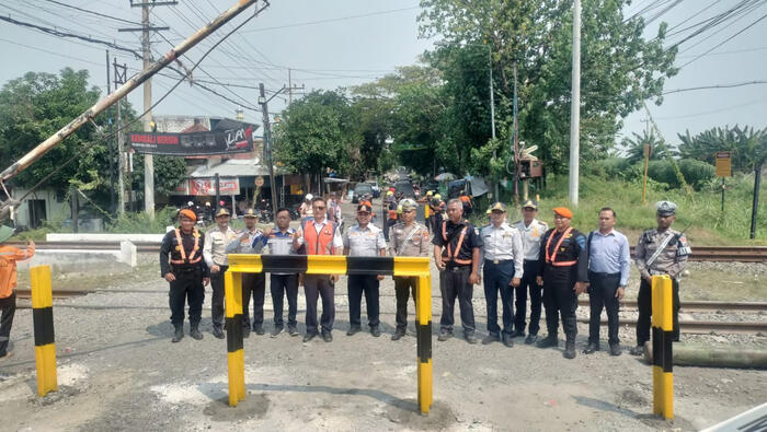 Tingkatkan Keselamatan di Perlintasan, Kendaran Roda 4 Dilarang Melintasi Perlintasan Jl Pahlawan, Lamongan