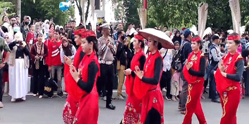 Karnaval Budaya Meriahkan Festival Isen Mulang 2025, Ribuan Warga Padati Jalanan Palangka Raya