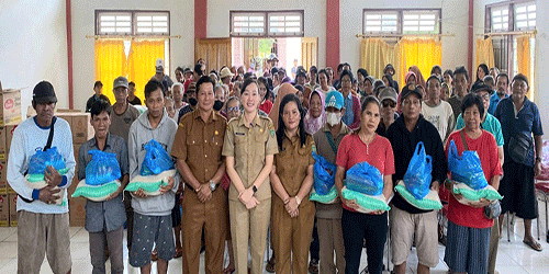 Pemerintah Kecamatan Karusen Janang Bagikan Sembako Gratis kepada Masyarakat Miskin