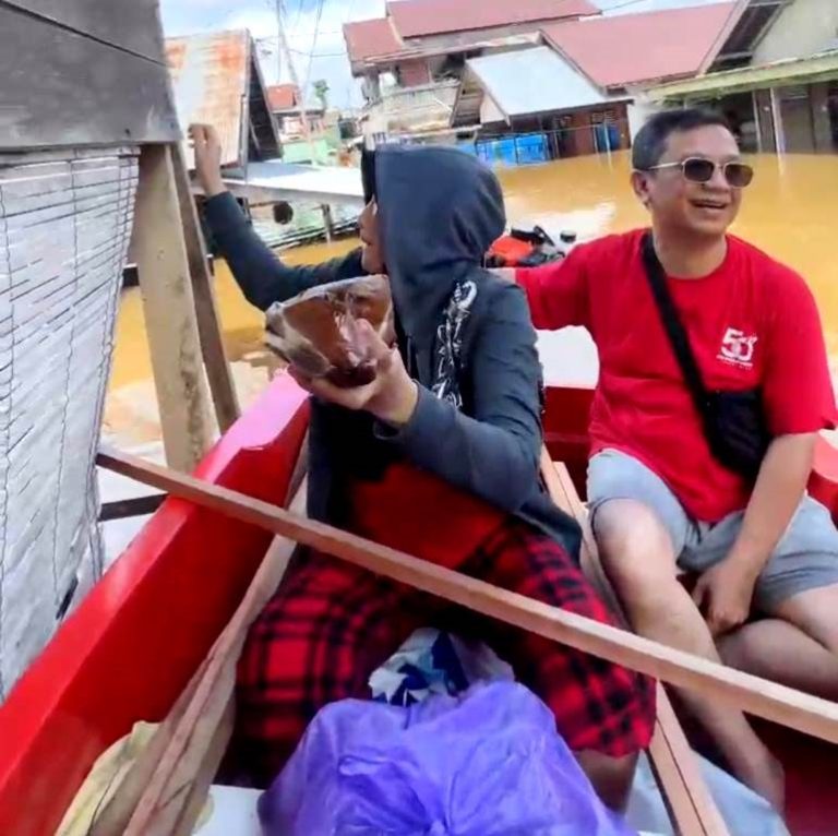 Didampingi Istri, Taufik Nugraha Temui Warga Terdampak Banjir dan Bagi Makanan