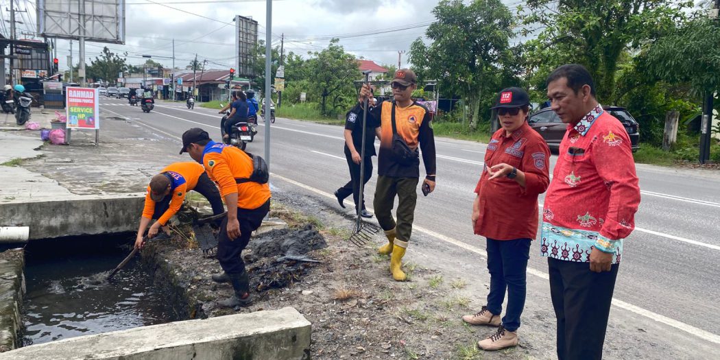 Jelang Puncak Hujan, Tim Gabungan Bersihkan Saluran Air di Palangka Raya