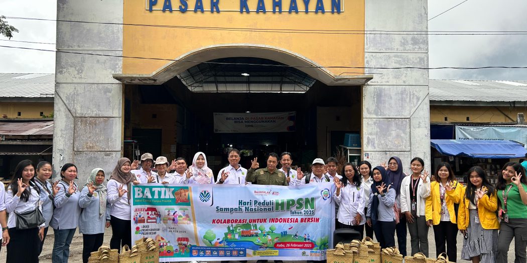 DLH Palangka Raya Bagikan 500 Bakul Purun, Ajak Warga Tinggalkan Plastik