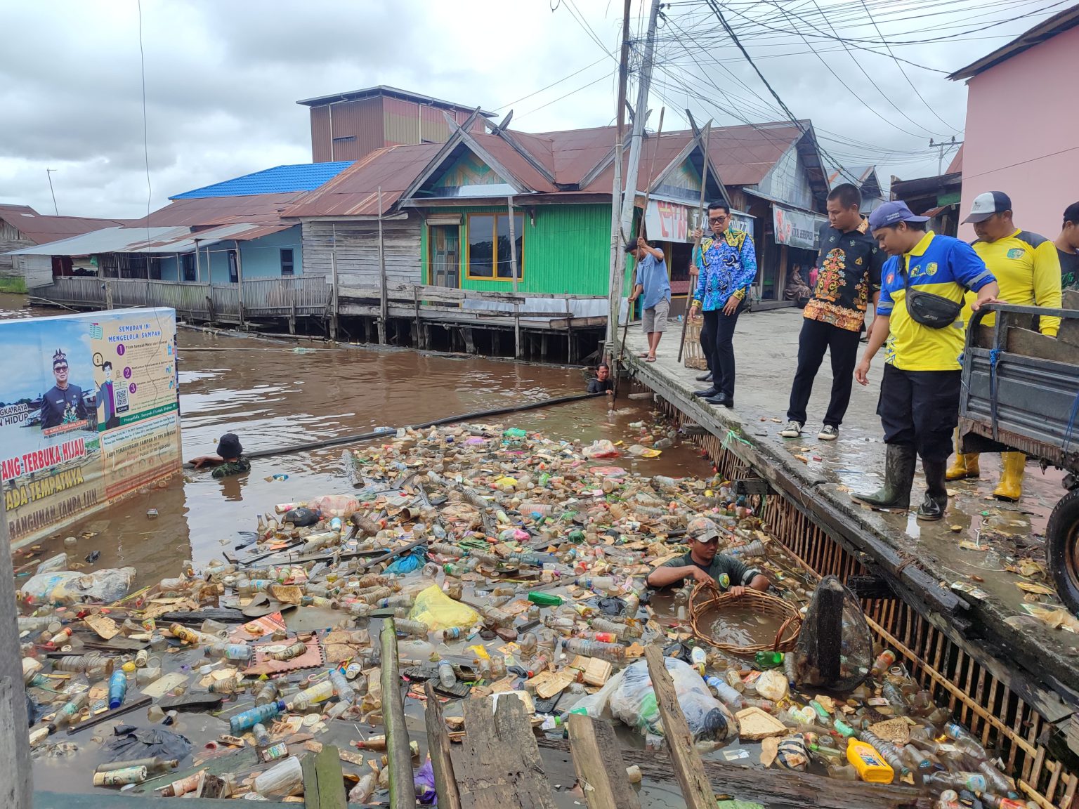 DLH Palangka Raya Bersihkan Sampah Kiriman Sungai di Kawasan Puntun