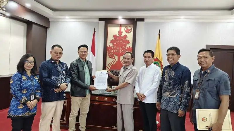 KPU Serahkan SK Penetapan Gubernur dan Wakil Gubernur Terpilih ke DPRD Kalteng