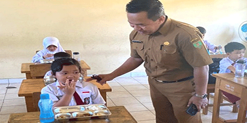 Asisten I Setda Barito Timur Tinjau Langsung Pemberian  Makan Bergizi Gratis di Sekolah