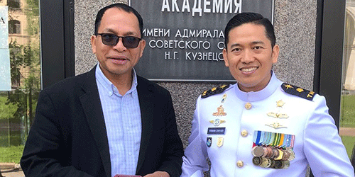 Luar Biasa! Perwira TNI AL Mayor Laut (P) Firman Cahyadi Lulus “Cum Laude” di Rusia