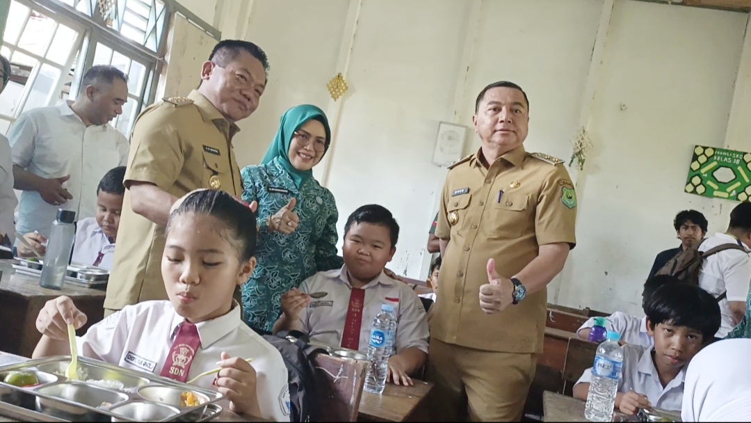 Bupati Wiyatno Tinjau Peluncuran Program Makan Begizi Gratis