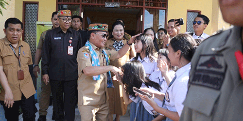 Gubernur Agustiar: Kalau Ada Sekolah yang Menahan Ijazah, Kepala Sekolahnya akan Dipindah