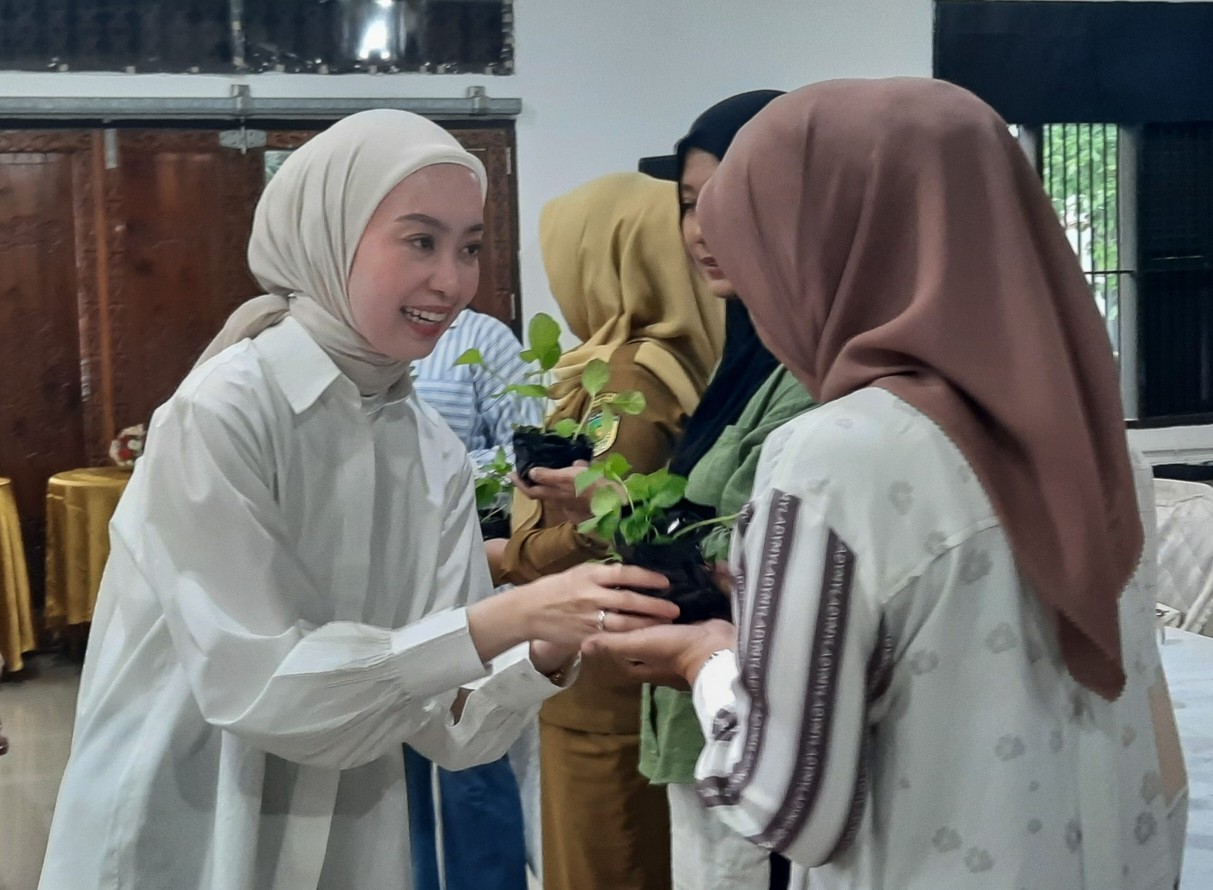 Avina Fairid Ajak Warga Manfaatkan Pekarangan untuk Tanaman Produktif