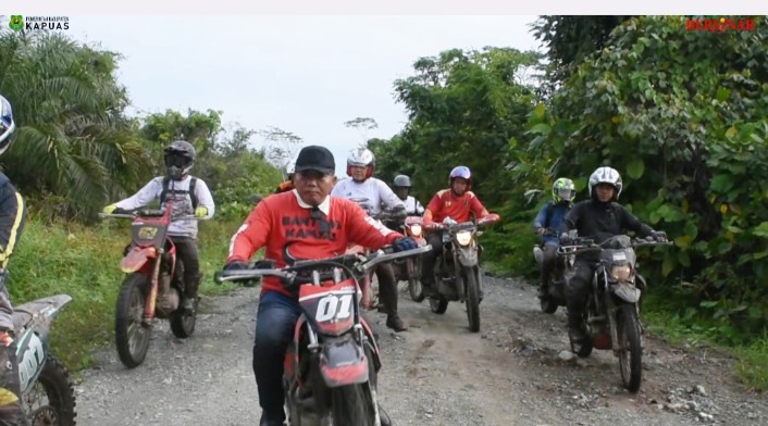 Bupati Wiyatno Tinjau Jalan dan Proyek Infrastruktur di Basarang dan Kapuas Barat