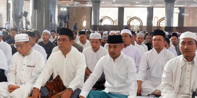 Fairid Naparin dan Achmad Zaini Salat Ied Bersama Warga di Masjid Kubah Kecubung