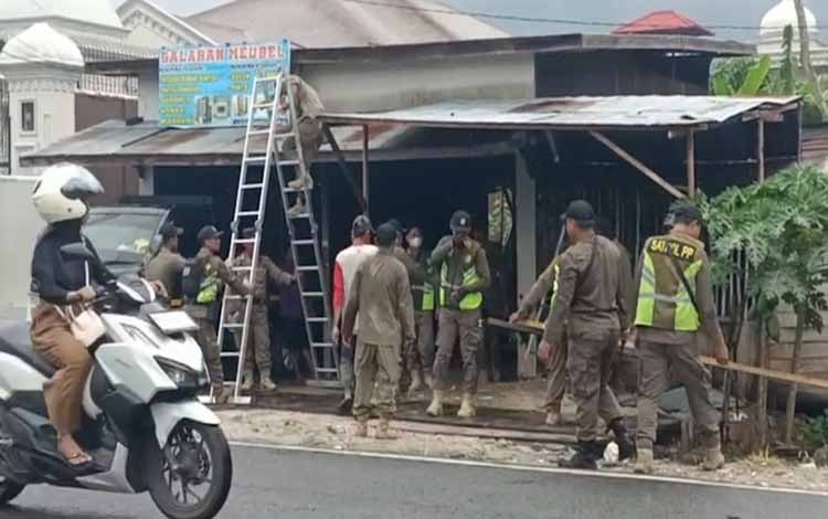 Satpol PP Palangka Raya Tertibkan Bangunan di Atas Drainase, Warga Dukung Penertiban