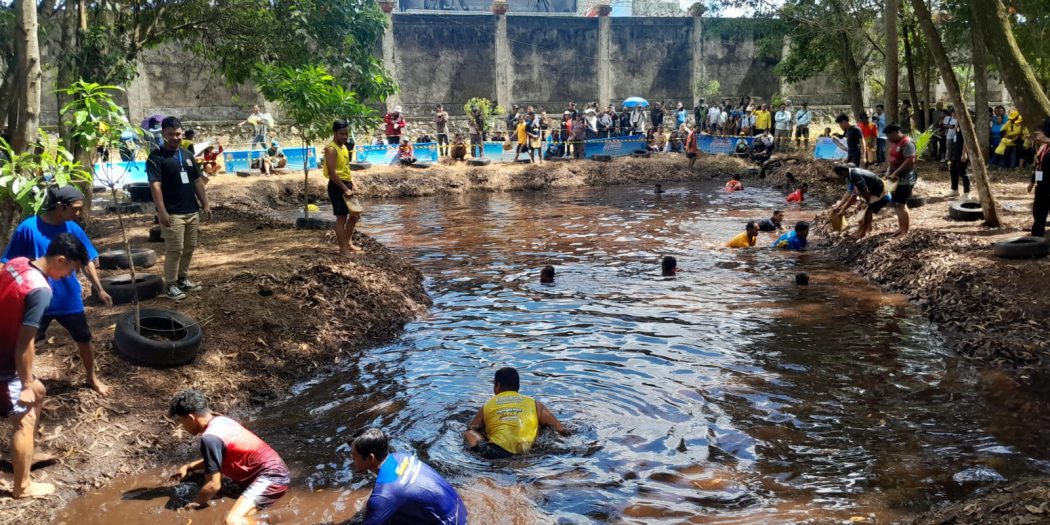 Serunya Mangaruhi: Tradisi Tangkap Ikan Pakai Tangan yang Bikin Penonton Tertawa dan Terkesima