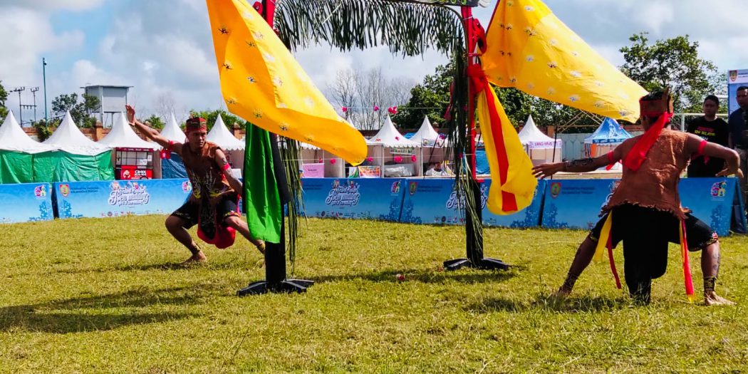 Lawang Sakepeng, Atraksi Bela Diri Dayak yang Memikat di Panggung FBIM 2025