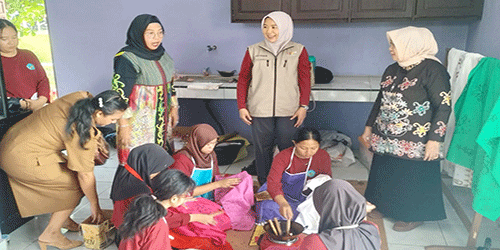 Ketua Dekranasda Barito Timur Buka Workshop Membatik Sekolah Khusus Negeri 1 Tamiang Layang