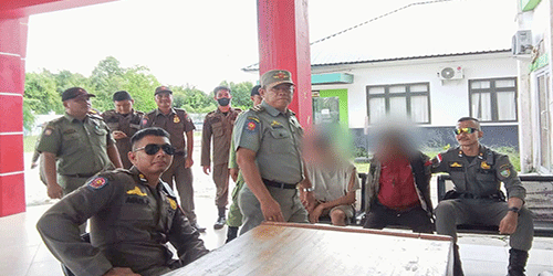 Satpol PP Kalteng Amankan Dua Pria Bersaudara Bawa Senjata Tajam di Palangka Raya