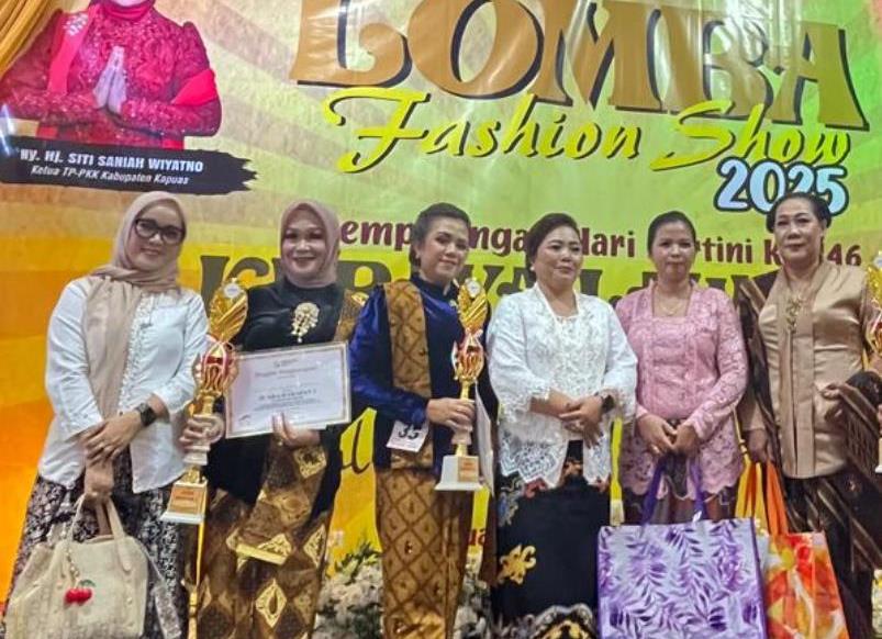 Semarak Kartini 2025, IKIADE Kapuas Tampil Gemilang di Fashion Show Kebaya Lawasan