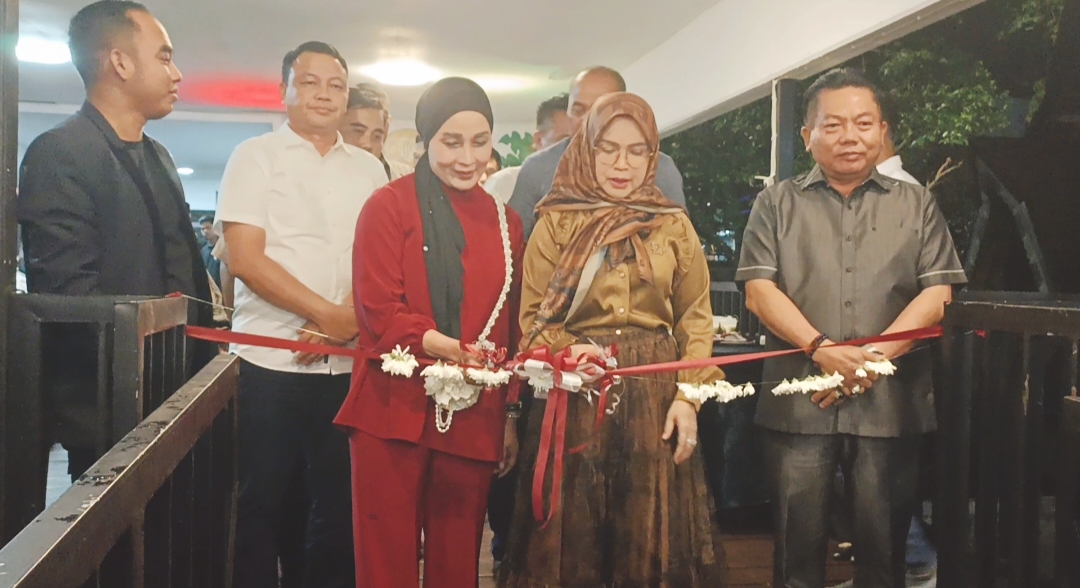 Meet Up Cafe and Resto Resmi Hadir di Kapuas, Suguhkan Konsep Unik di Kapal Terapung