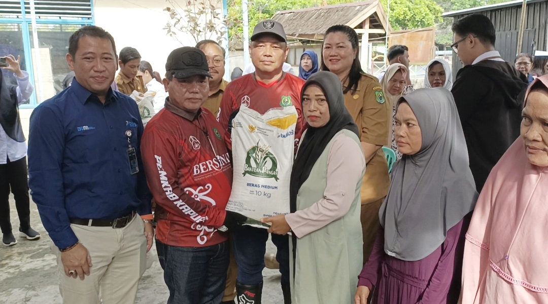 Pemkab Kapuas dan Perum Bulog Salurkan Bantuan Pangan Beras Tahun 2025