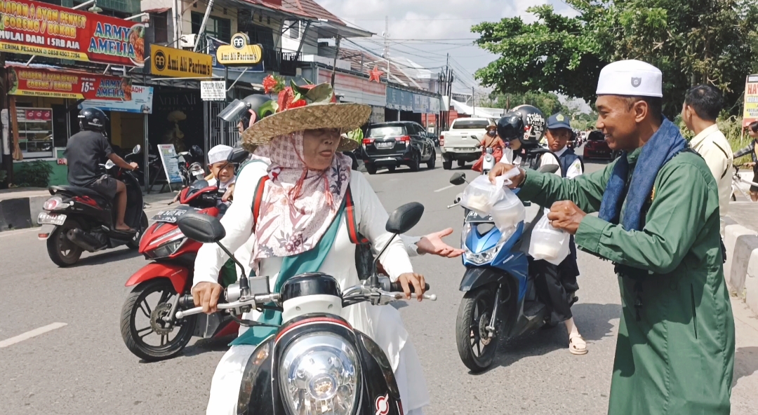 Sambut Tahun Baru Islam 1447 H, Masjid Agung Al Mukarram Amanah Kapuas Berbagi Bubur Asyura