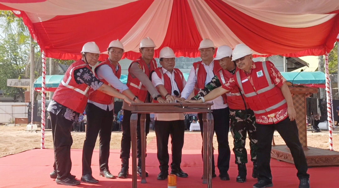 Pembangunan Aula Kantor Bupati Kapuas Dimulai, Ditandai Pemancangan Tiang Pancang oleh Bupati