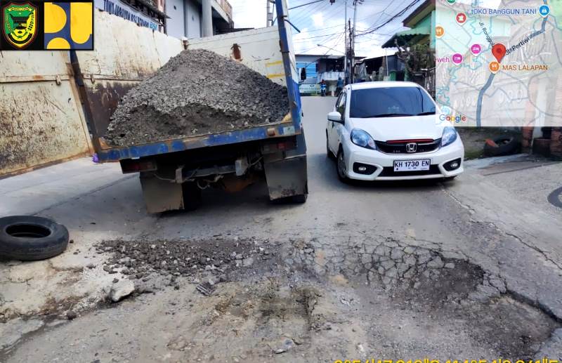 Tanggapi Keluhan Masyarakat, DPUPR Barito Utara Timbun Jalan Berlubang di Pertiwi